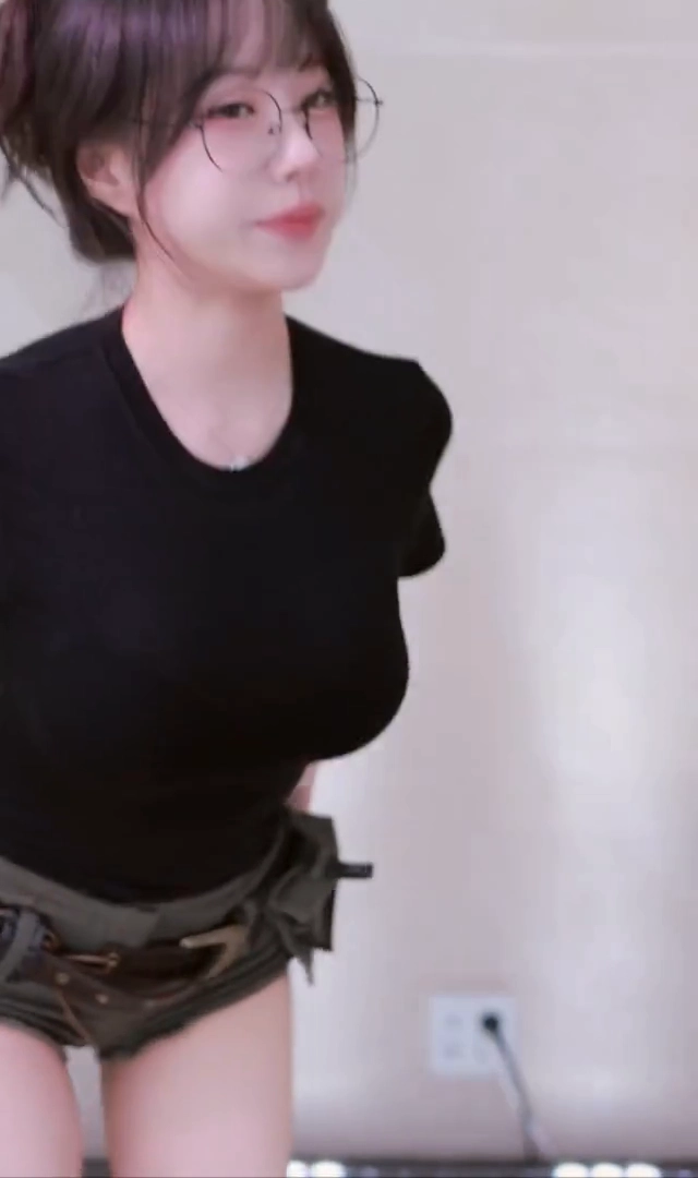 여캠 미오탱 브라 다 비치는 시스루티 국방색 핫팬츠