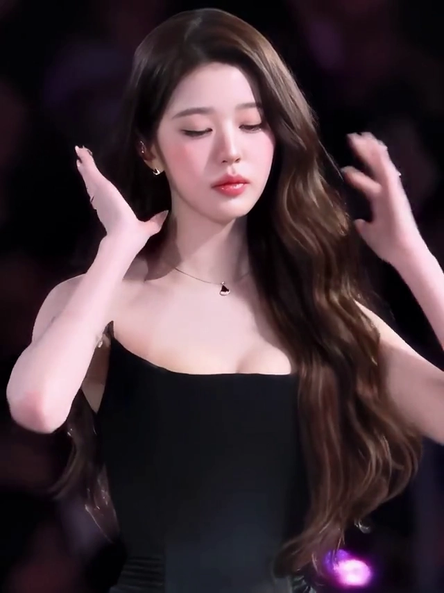 장원영 머리 만지는중  블랙드레스 윗슴골 겨드랑이