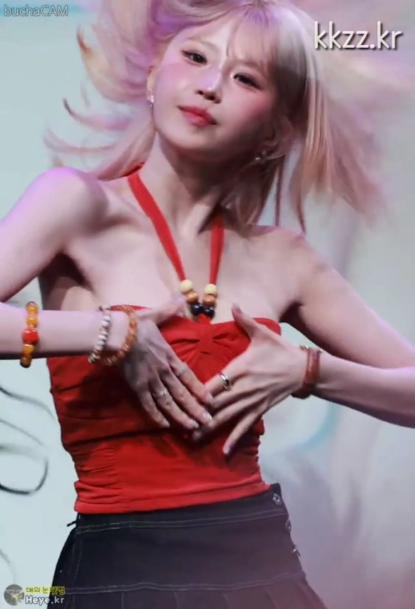 송하영 레드 홀터넥