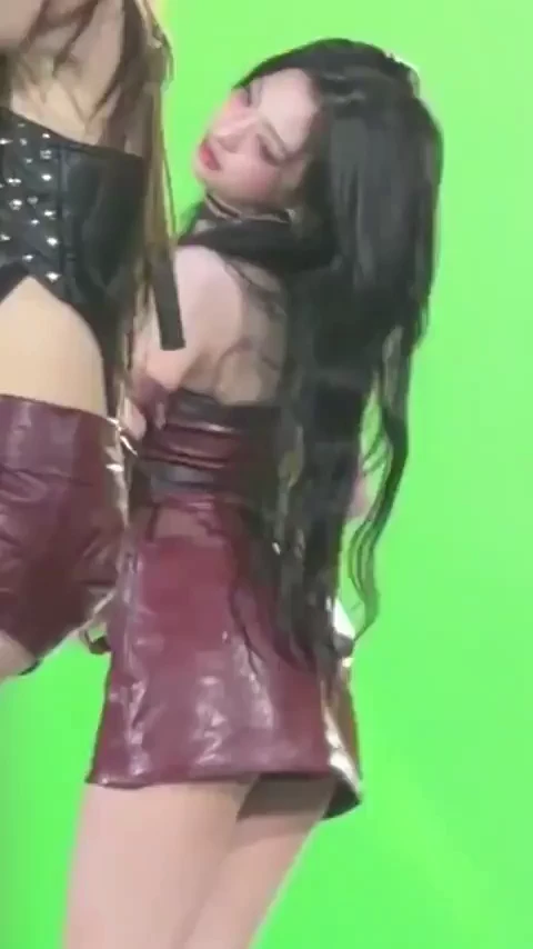 아현 가죽 의상 자태