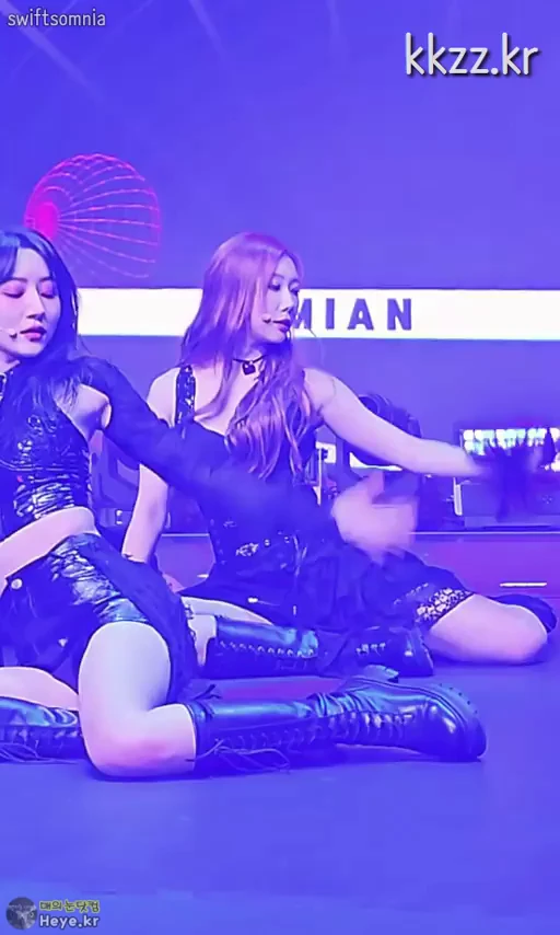 수아 해외공연 의상 대박