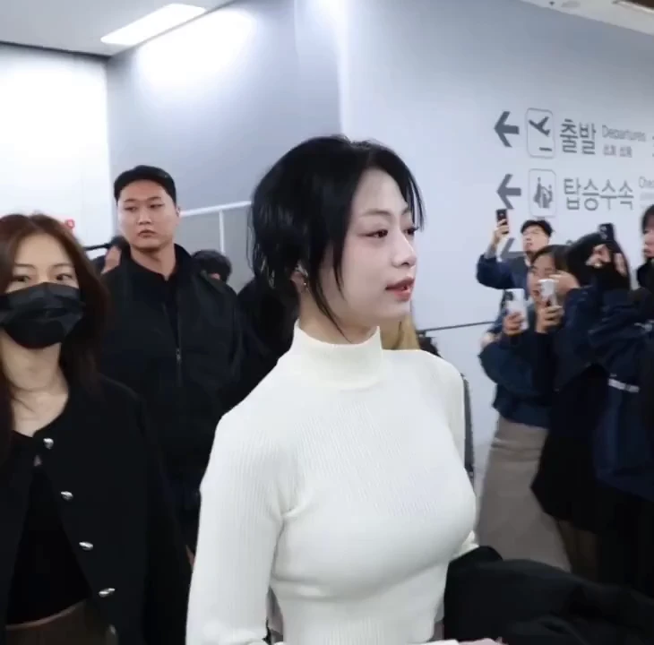 비행기에서 꿀잠 자는 중